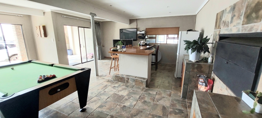 5 Bedroom Property for Sale in Sunrise On Sea Eastern Cape